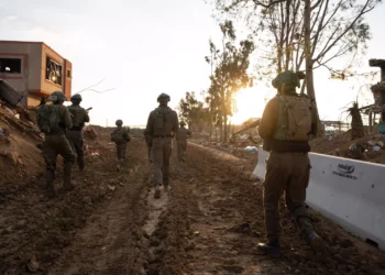 Las tropas encuentran 100 lanzacohetes en el norte de Gaza y matan a agentes de Hamás