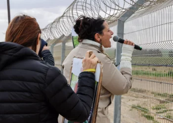 Familiares de rehenes israelíes gritan amor a los cautivos al otro lado de la valla de Gaza con altavoces: “Estamos aquí muy cerca de ti”