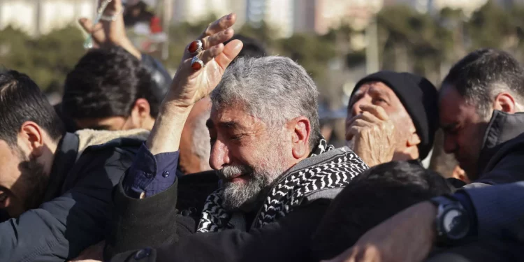 Masivo funeral en Irán por miembros del CGRI muertos en ataque atribuido a Israel