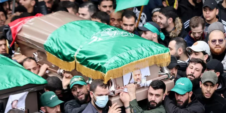 Cientos asisten al entierro en Líbano de lo que quedó del terrorista Arouri