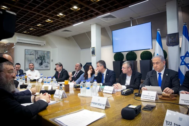 Disputa en reunión del gabinete entre  ministros y jefe de las FDI