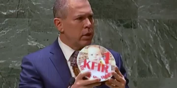 El enviado israelí ante la ONU presenta una tarta con motivo del primer cumpleaños del bebé Kfir Bibas secuestrado por Hamás