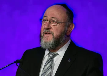 Gran rabino del Reino Unido: las acusaciones de “genocidio” contra Israel son una “inversión moral”