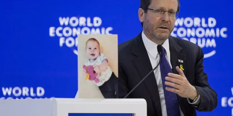 Presidente de Israel habló en Davos junto a la foto de Kfir Bibas: El bebé que lleva más de 100 días secuestrado por Hamás