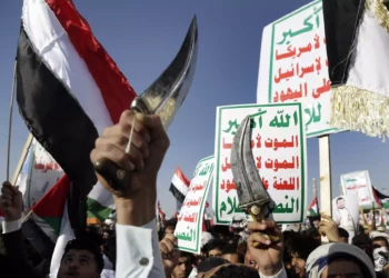 Los hutíes asisten a una protesta contra los ataques aéreos liderados por EE. UU. contra el grupo rebelde respaldado por Irán, el 12 de enero de 2024, en Saná, Yemen. (Foto AP)