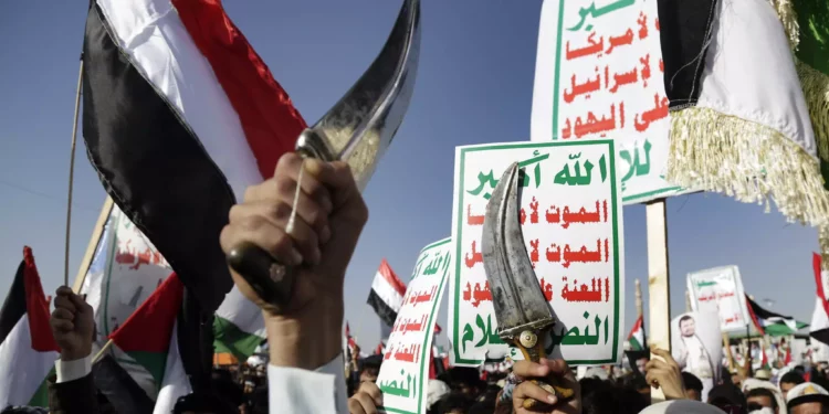 Los hutíes asisten a una protesta contra los ataques aéreos liderados por EE. UU. contra el grupo rebelde respaldado por Irán, el 12 de enero de 2024, en Saná, Yemen. (Foto AP)