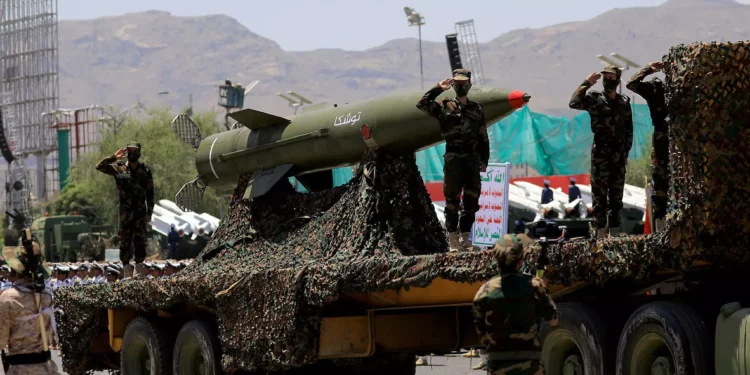 EE. UU. ataca lanzaderas de misiles antibuque hutíes listas para disparar en Yemen