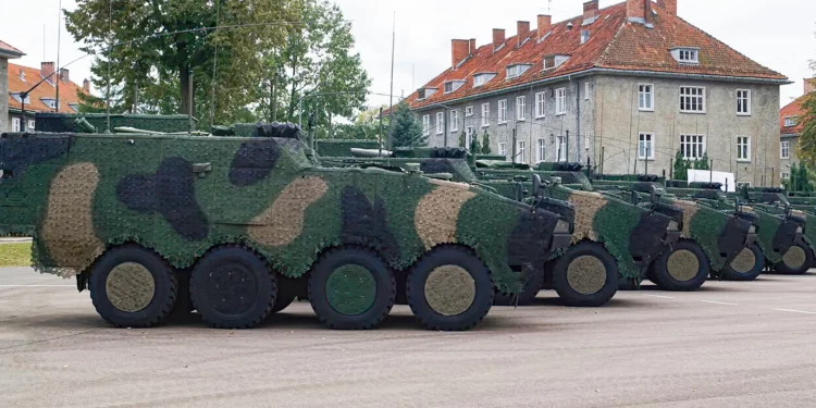 Polonia refuerza flota militar con vehículos KTO Rosomak
