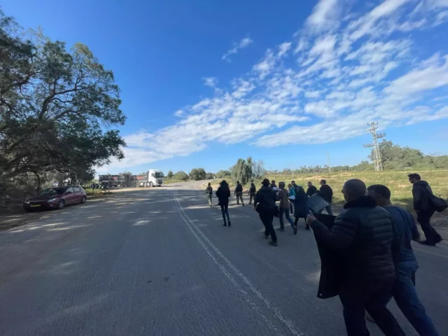 Manifestantes intentan bloquear camiones de ayuda en el paso fronterizo de Kerem Shalom
