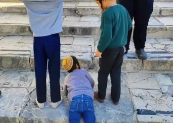 Padre detenido porque su hijo se inclinó en el Monte del Templo