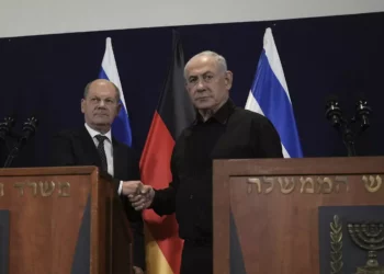 El canciller alemán Olaf Scholz, a la izquierda, estrecha la mano del primer ministro israelí Benjamin Netanyahu, durante una rueda de prensa en Tel Aviv, el 17 de octubre de 2023. (AP Foto/Maya Alleruzzo, Pool)