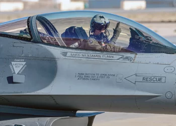 Cómo convertirse en piloto del caza F-16