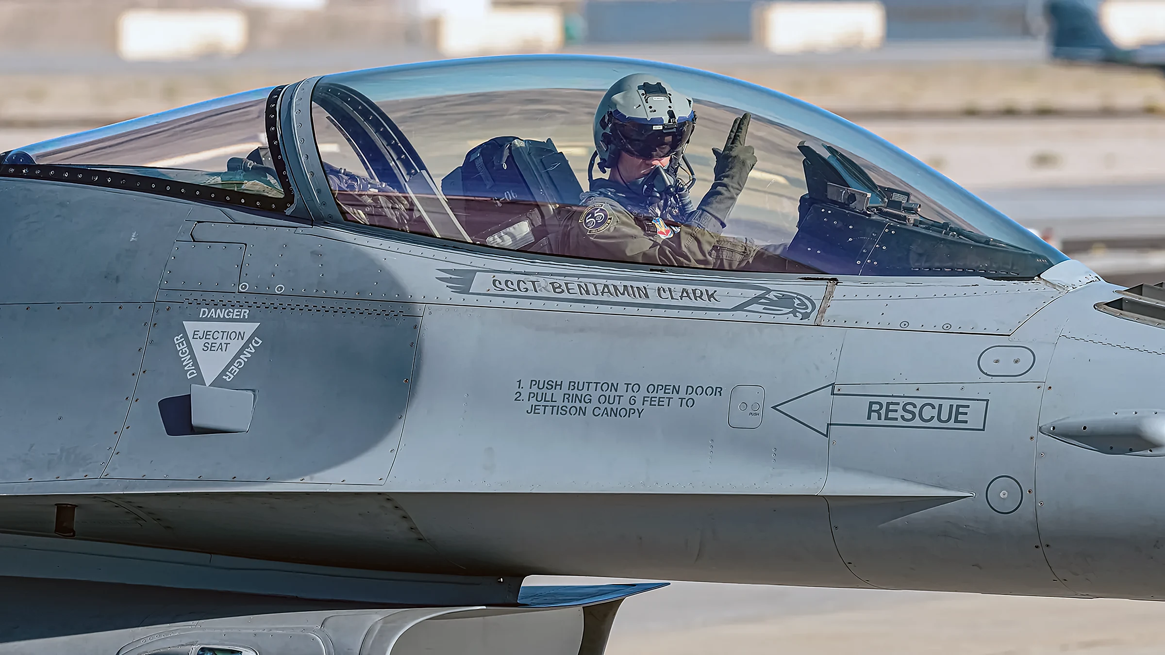 Cómo convertirse en piloto del caza F-16