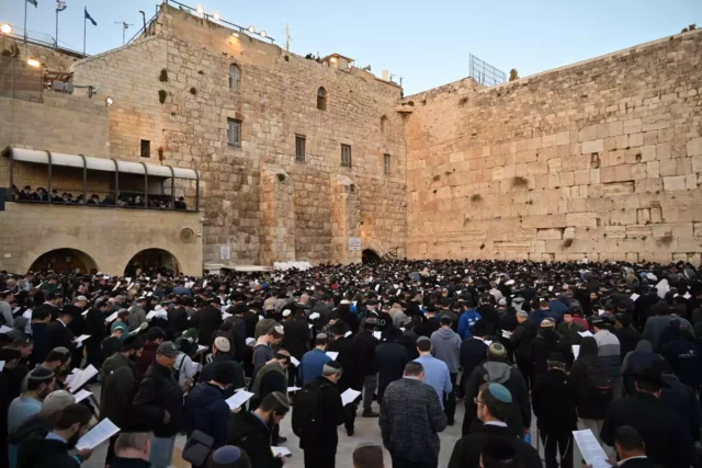 Multitudinaria oración en el Muro Occidental por el regreso de los rehenes