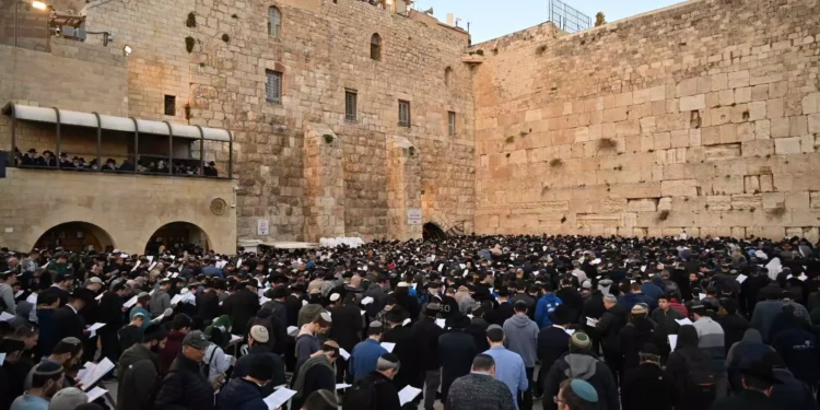 Multitudinaria oración en el Muro Occidental por el regreso de los rehenes