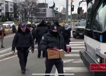 Policía sirvió café a manifestantes antiisraelíes en Toronto