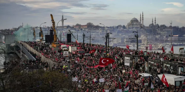 Decenas de miles de personas protestan en Estambul contra Israel