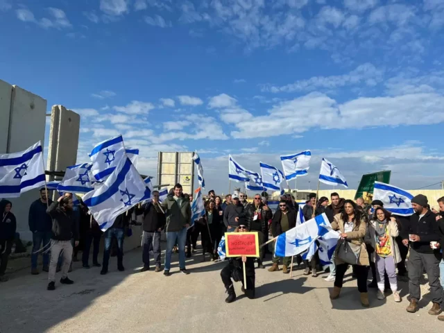 Activistas bloquean ayuda a Gaza en el cruce Kerem Shalom