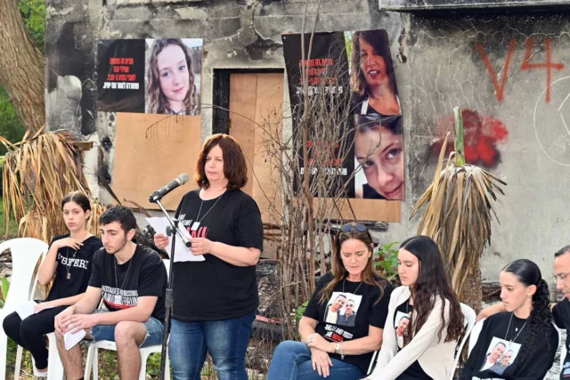 Rehenes liberados y familiares de rehenes vuelven a visitar las casas destruidas en Be’eri