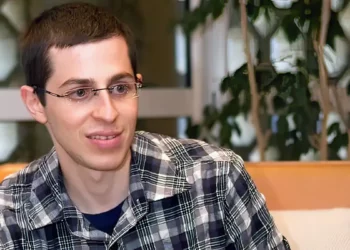Gilad Shalit se reúne con las familias de los rehenes