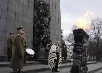 Supervivientes del Holocausto conmemoran 79 años de liberación de Auschwitz