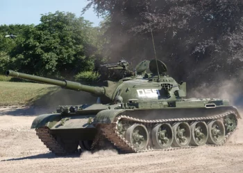 La Unión Soviética, a través de Uralvagonzavod en Nizhny Tagil, produjo el tanque T-54B durante casi un año desde 1957.