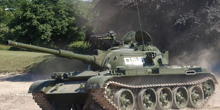 La Unión Soviética, a través de Uralvagonzavod en Nizhny Tagil, produjo el tanque T-54B durante casi un año desde 1957.