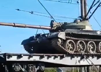 Tanques rusos T-62 regresan dañados a Crimea desde Ucrania