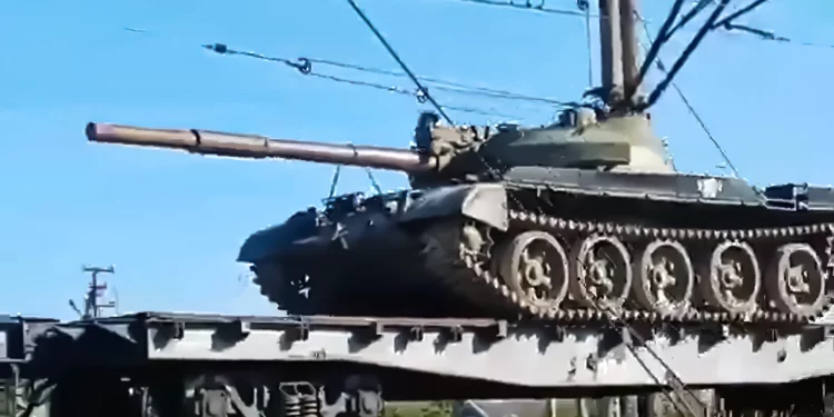 Tanques rusos T-62 regresan dañados a Crimea desde Ucrania