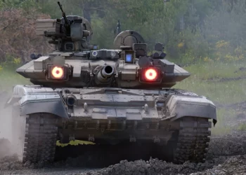El tanque ruso T-90 se desmorona en Ucrania