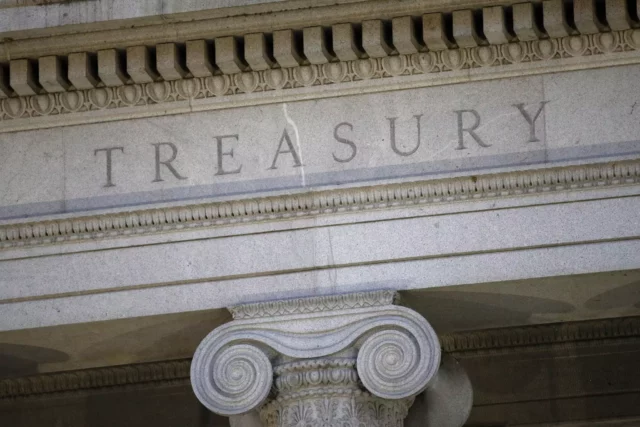 Estados Unidos sanciona red que contrabandea petróleo iraní