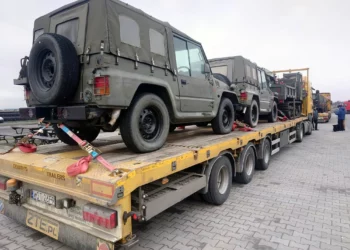 Japón entrega a Ucrania camiones ligeros tipo 73 y un Morooka