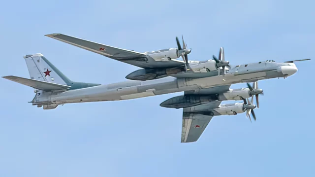 Aviones rusos antisubmarinos Tu-142 sobrevuelan Ártico y Atlántico