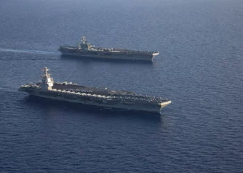 Los portaaviones Gerald R. Ford y Dwight D. Eisenhower y sus grupos de ataque, además de otros buques estadounidenses y aliados, navegan en formación en el Mar Mediterráneo el 3 de noviembre de 2023. (MC2 Jacob Mattingly/Marina de EE. UU.)