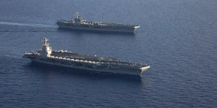 Los portaaviones Gerald R. Ford y Dwight D. Eisenhower y sus grupos de ataque, además de otros buques estadounidenses y aliados, navegan en formación en el Mar Mediterráneo el 3 de noviembre de 2023. (MC2 Jacob Mattingly/Marina de EE. UU.)
