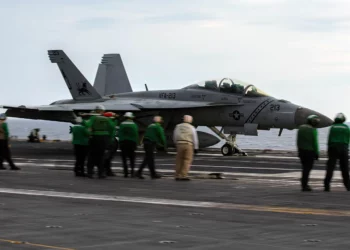Un F/A-18F Super Hornet del Escuadrón de Cazas de Ataque (VFA) 213 despega de la cubierta de vuelo del primer portaaviones de su clase, el USS Gerald R. Ford (CVN 78), utilizando el Sistema Electromagnético de Lanzamiento de Aviones (EMALS), el 10 de marzo de 2023. Como primer portaaviones de la clase Ford, el CVN 78 representa un salto generacional en la capacidad de la Armada estadounidense para proyectar poder a escala mundial.