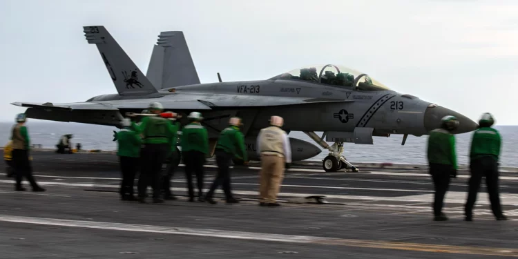 Un F/A-18F Super Hornet del Escuadrón de Cazas de Ataque (VFA) 213 despega de la cubierta de vuelo del primer portaaviones de su clase, el USS Gerald R. Ford (CVN 78), utilizando el Sistema Electromagnético de Lanzamiento de Aviones (EMALS), el 10 de marzo de 2023. Como primer portaaviones de la clase Ford, el CVN 78 representa un salto generacional en la capacidad de la Armada estadounidense para proyectar poder a escala mundial.