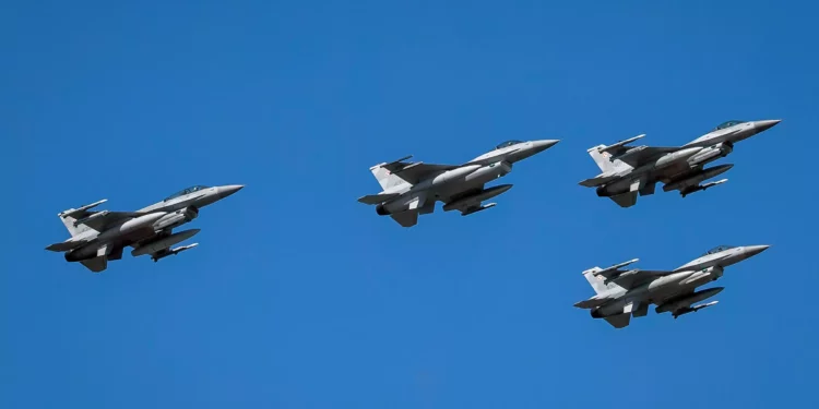 Sobrevuelo de F-16 estadounidense aumenta tensiones en Bosnia