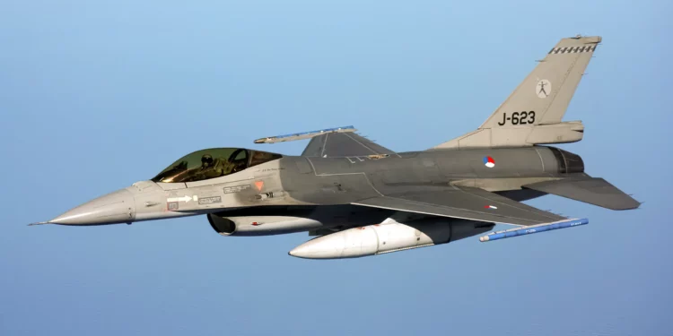 Ucrania prepara aeródromos para cazas F-16