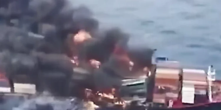 Hutíes atacan buque granelero de propiedad estadounidense
