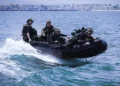 Declaran “muertos” a 2 SEAL de la Armada de EE. UU. desaparecidos tras abordar un buque iraní