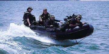 Declaran “muertos” a 2 SEAL de la Armada de EE. UU. desaparecidos tras abordar un buque iraní
