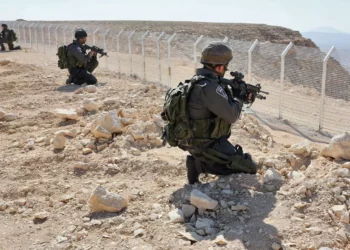 Tropas israelíes vigilan a lo largo de la valla de seguridad en la frontera entre Israel y Egipto, en noviembre de 2012. (Nati Shohat/Flash90)