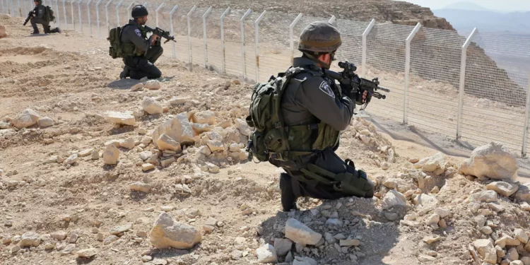 Tropas israelíes vigilan a lo largo de la valla de seguridad en la frontera entre Israel y Egipto, en noviembre de 2012. (Nati Shohat/Flash90)