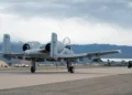 Un avión A-10C Thunderbolt II se dirige al 309º Grupo de Mantenimiento y Regeneración de Aeronaves en la Base Davis-Monthan de la Fuerza Aérea, Arizona, el 6 de febrero de 2024. Todos los A-10 de DM se almacenarán en el AMARG a medida que la Fuerza Aérea vaya retirando los aviones. (Foto de la Fuerza Aérea de EE. UU. por el sargento Nicholas Ross)