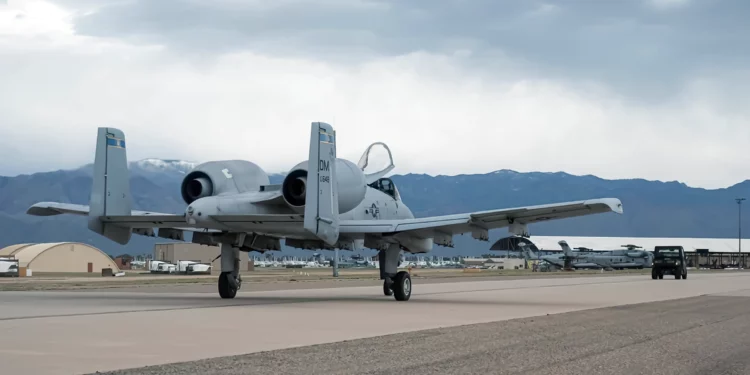 Un avión A-10C Thunderbolt II se dirige al 309º Grupo de Mantenimiento y Regeneración de Aeronaves en la Base Davis-Monthan de la Fuerza Aérea, Arizona, el 6 de febrero de 2024. Todos los A-10 de DM se almacenarán en el AMARG a medida que la Fuerza Aérea vaya retirando los aviones. (Foto de la Fuerza Aérea de EE. UU. por el sargento Nicholas Ross)