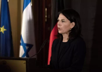 La ministra alemana de Asuntos Exteriores, Annalena Baerbock, habla durante una rueda de prensa en Jerusalén durante su visita de dos días, el 14 de febrero de 2024. (AP Foto/Maya Alleruzzo)