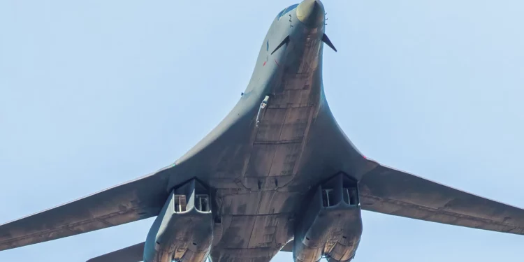 ¿Cómo funciona el sistema de barrido del ala del bombardero B-1?