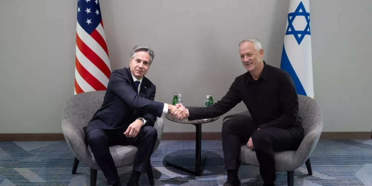 El Secretario de Estado de EE. UU. Antony Blinken se reúne con el Ministro Benny Gantz en Tel Aviv el 3 de noviembre de 2023. (Departamento de Estado)