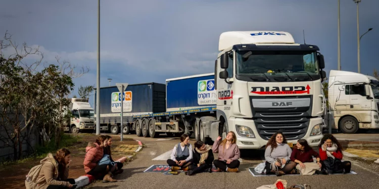 Manifestantes impiden que camiones rumbo a Gaza salgan del puerto de Ashdod